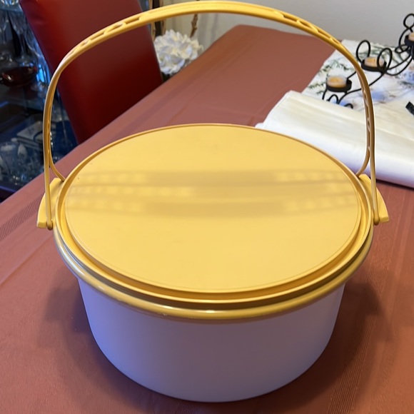 Vintage Tupperware Round Cake Holder with Gold Base and matching gold Handle - Picture 6 of 11